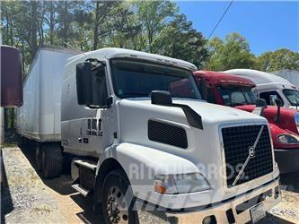 Volvo D11 Caminhões de caixa fechada