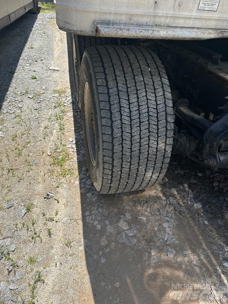 Volvo D11 Caminhões de caixa fechada