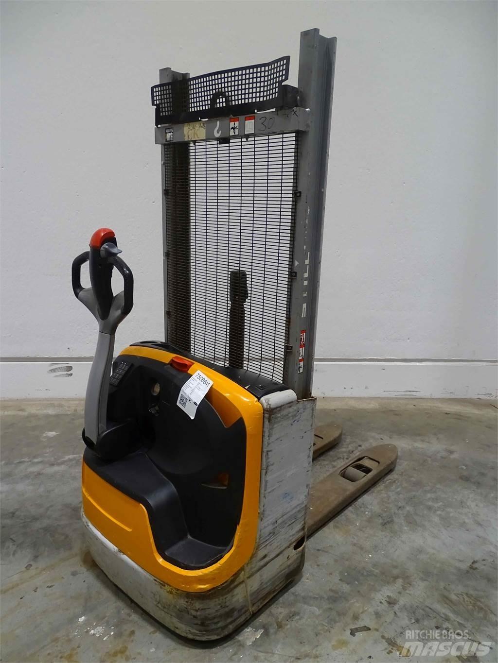 Still EXV10 Empilhador para operador externo