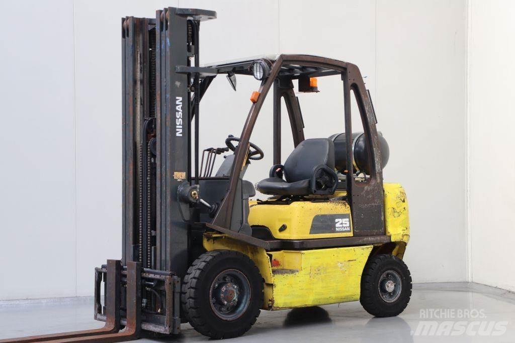 Nissan UD02A25PQ Empilhadores a gás