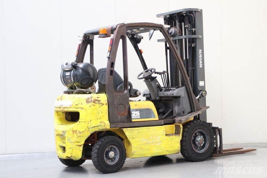 Nissan UD02A25PQ Empilhadores a gás
