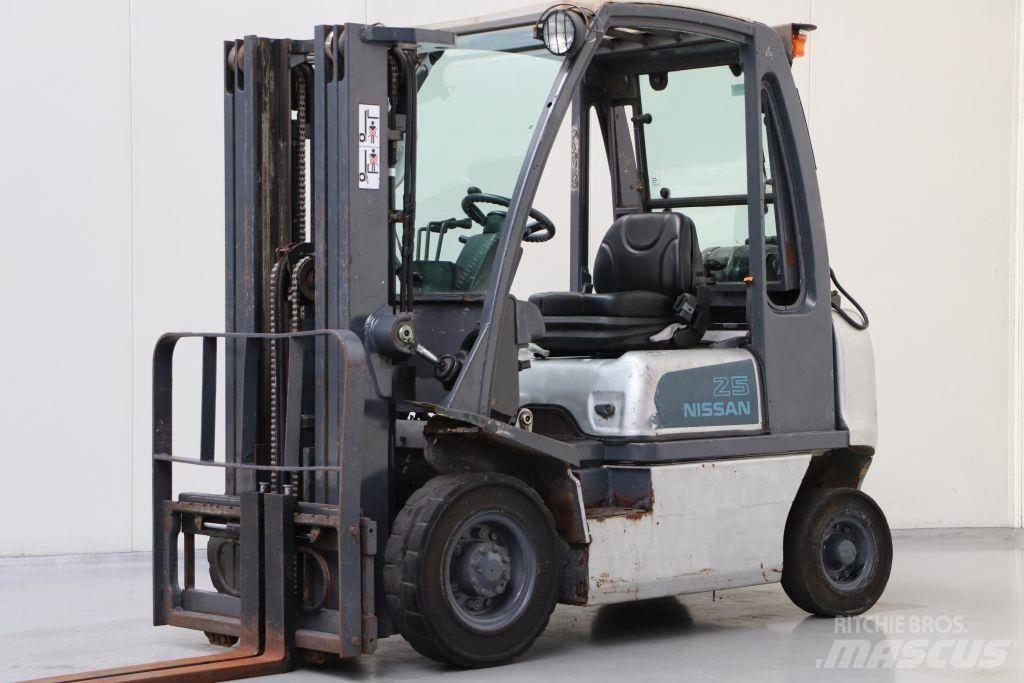 Nissan UD02A25PQ Empilhadores a gás
