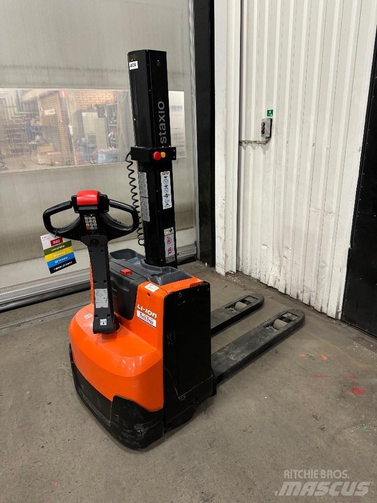 Toyota SWE080L Empilhador para operador externo