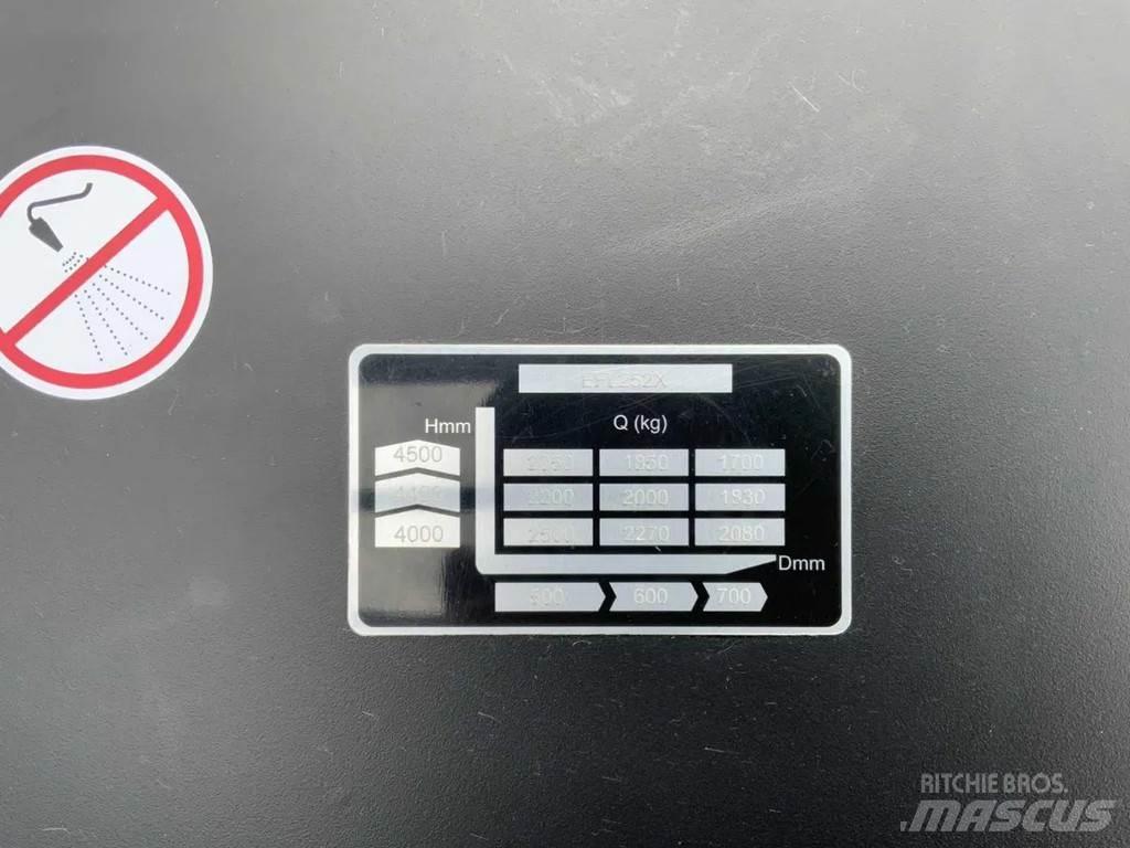 EP EFL 252 XS Empilhadores eléctricos