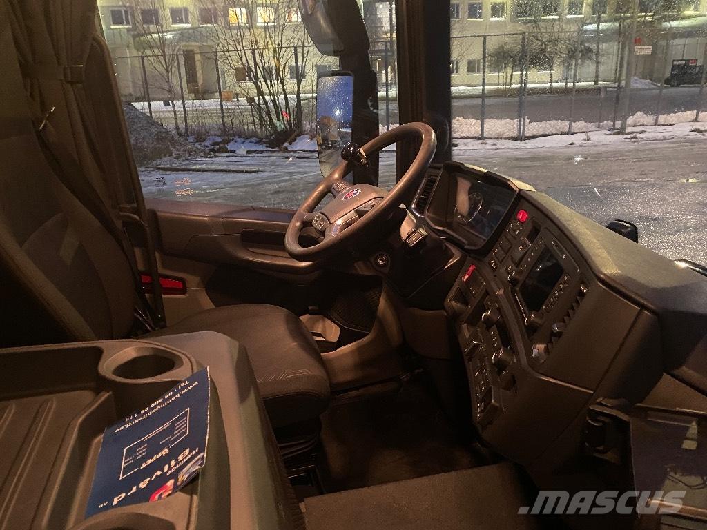 Scania LB Caminhões de caixa fechada