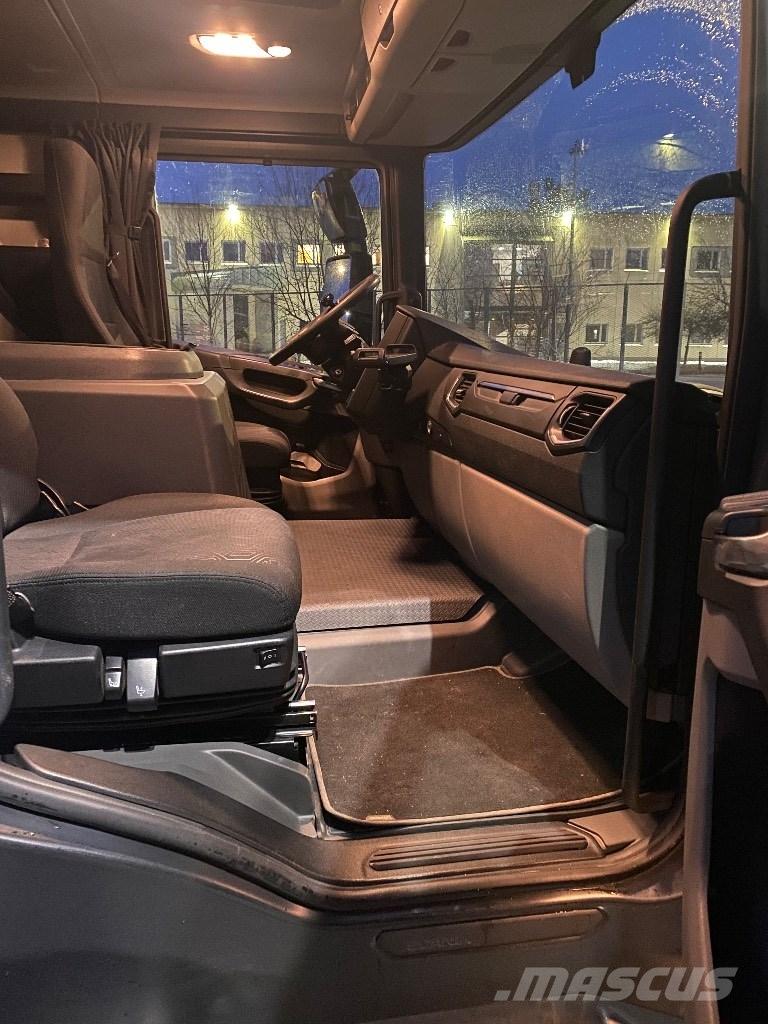 Scania LB Caminhões de caixa fechada