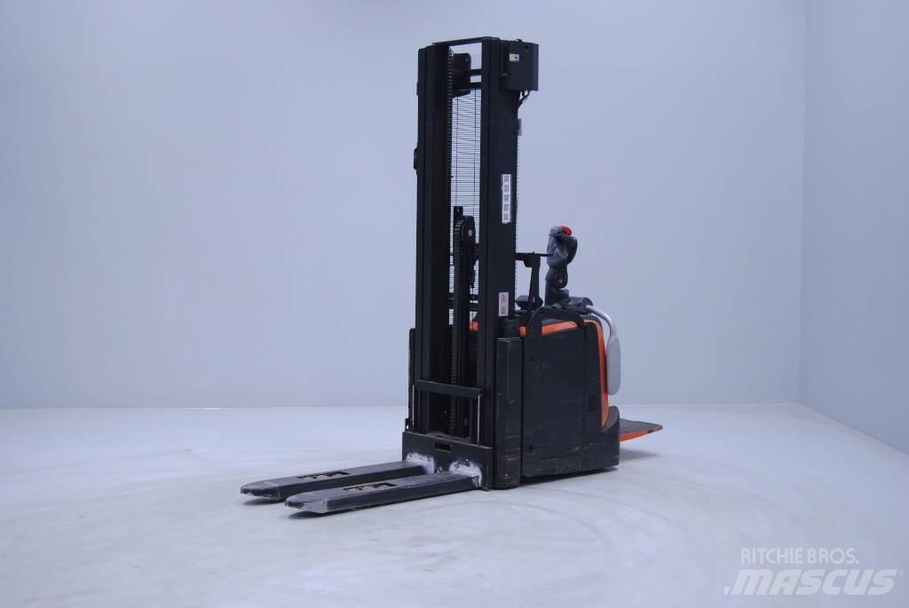 Toyota SPE140L Empilhador para operador externo