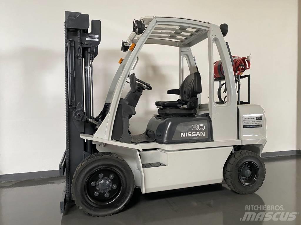 Nissan UG1D2A30LQ Empilhadores a gás