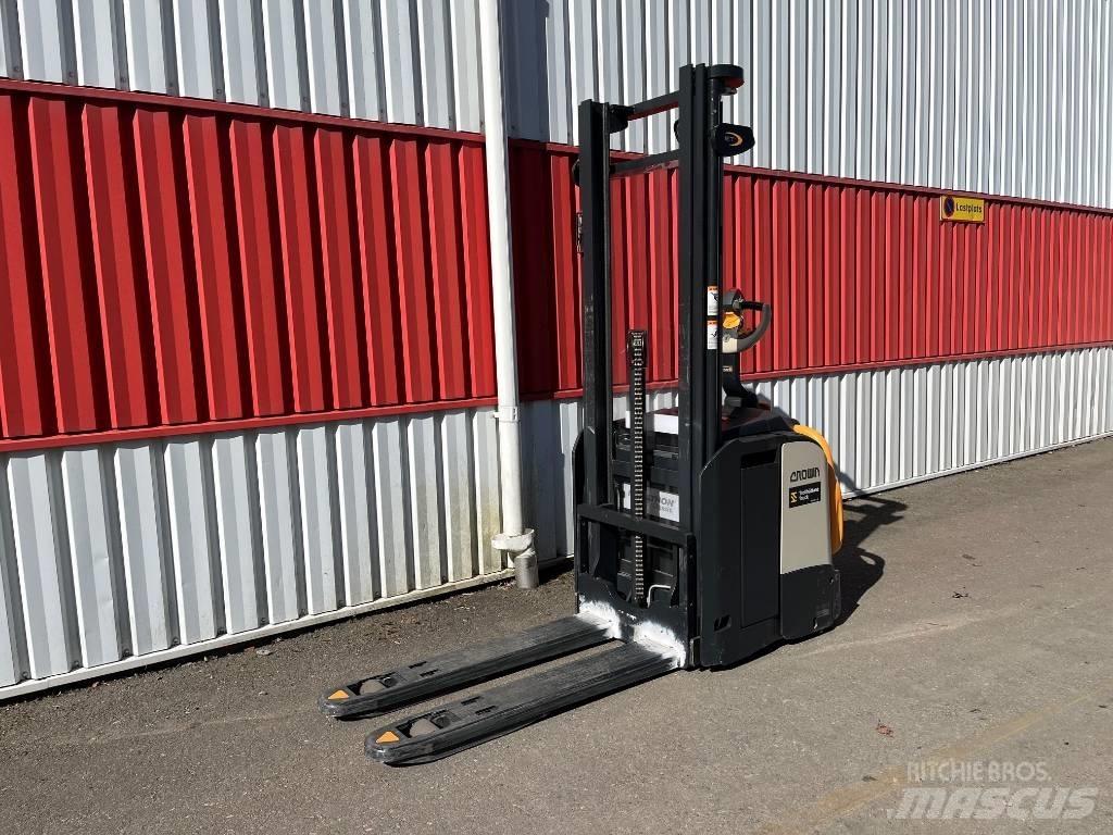 Crown ETi40001,2 Empilhador para operador externo