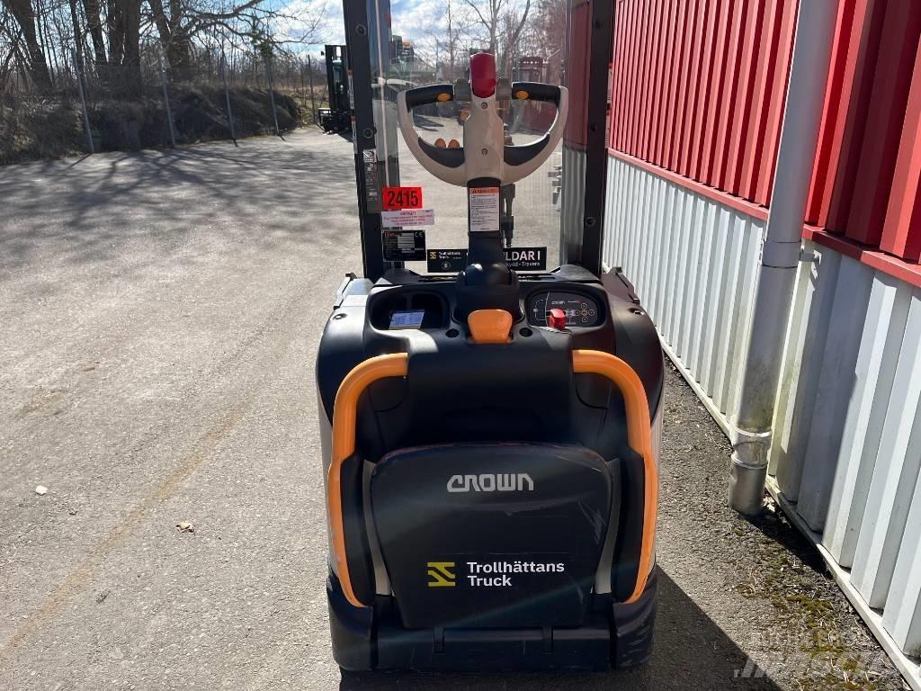 Crown ETi40001,2 Empilhador para operador externo