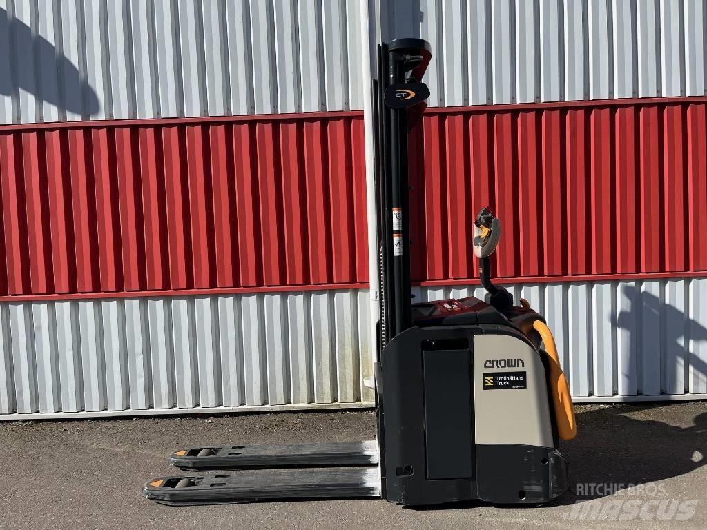 Crown ETi40001,2 Empilhador para operador externo