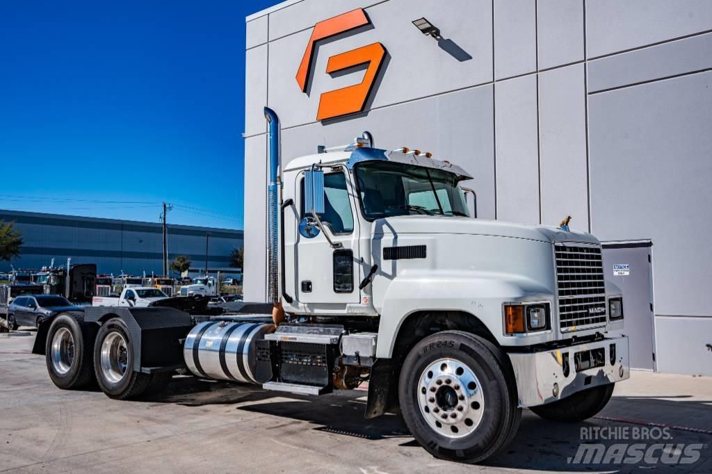 Mack Pinnacle Cavalos Mecânicos