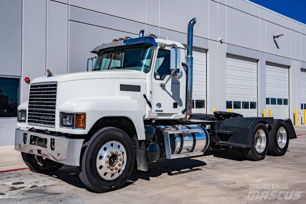 Mack Pinnacle Cavalos Mecânicos
