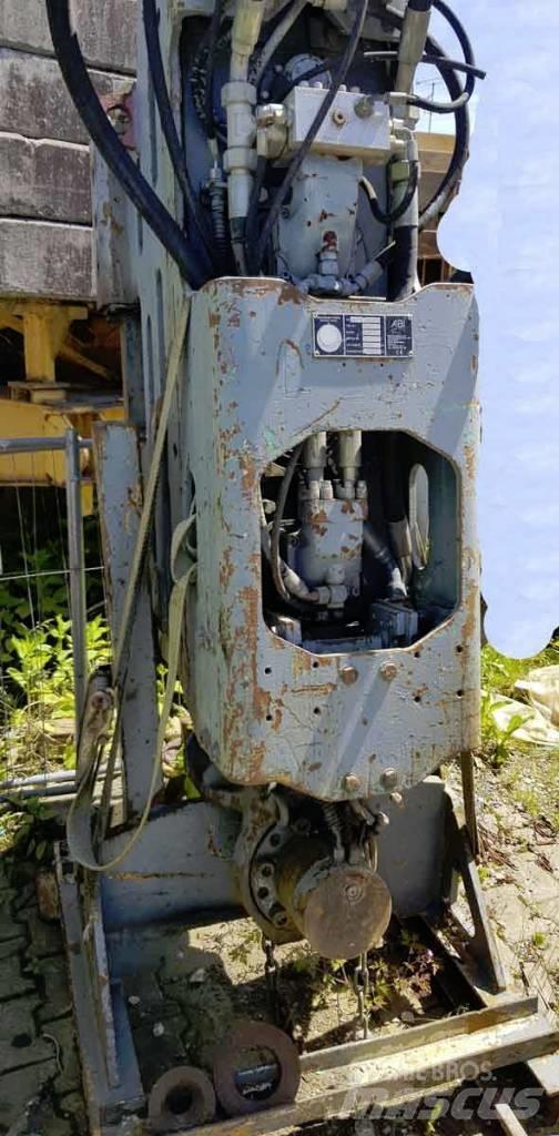 Sennebogen ZM19T Bate-estacas vibratório