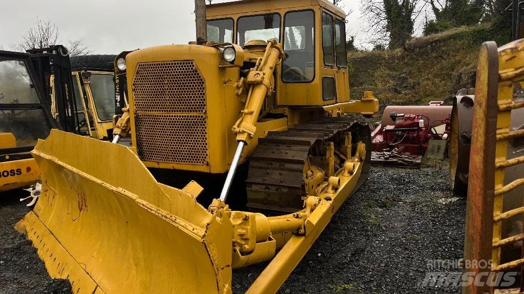 CAT D7 with ripper Dozers - Tratores rastos