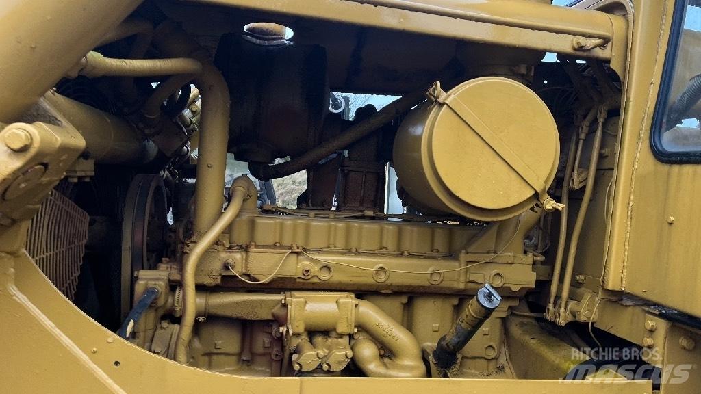 CAT D7 with ripper Dozers - Tratores rastos