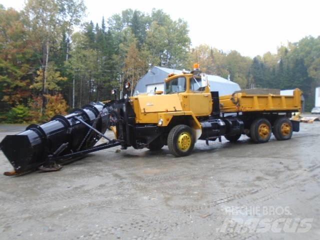 Mack RM 6866 S Lâminas de neve e arados