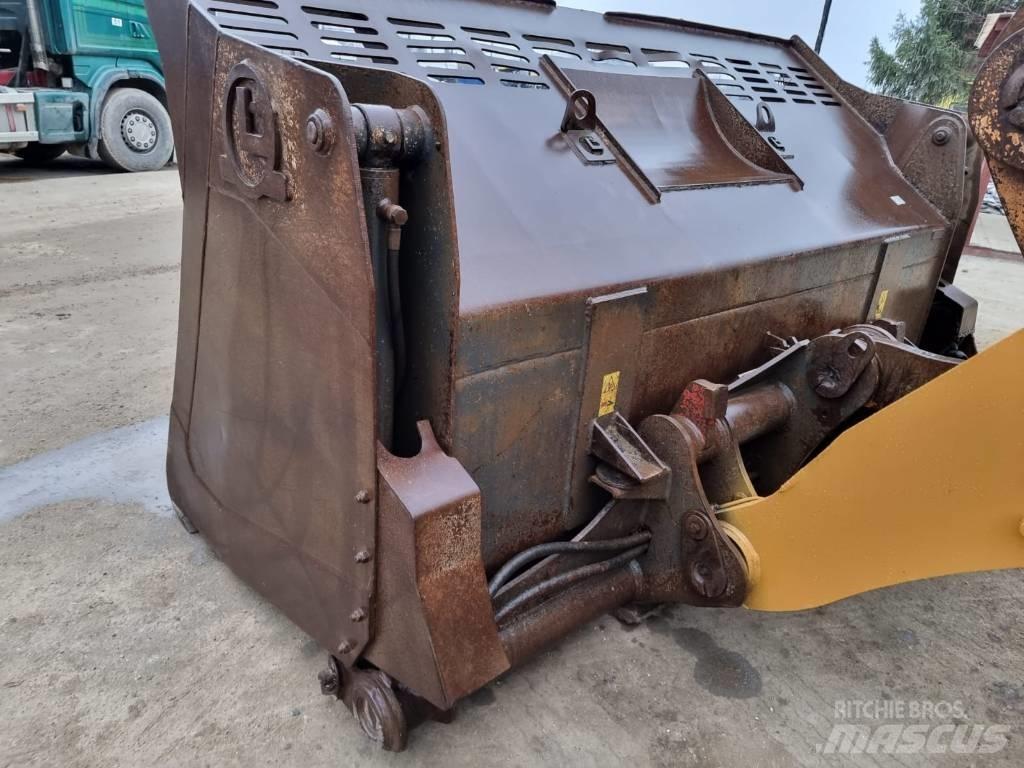 CASE 821 F Carregadeiras de rodas