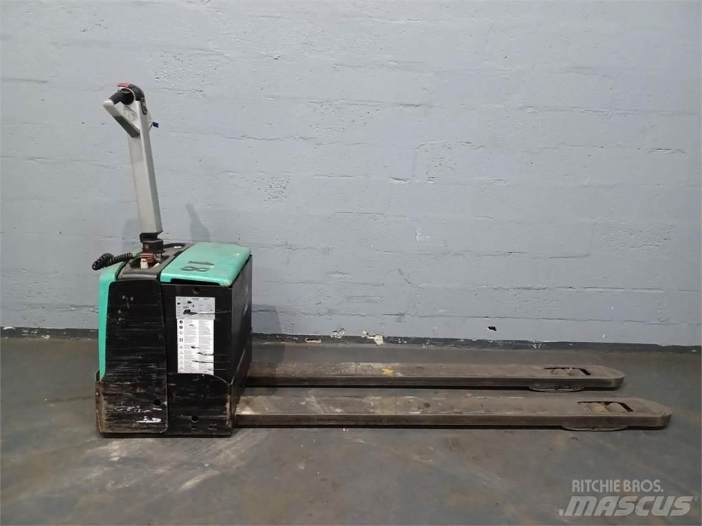 CAT NPP20M Empilhador para operador externo