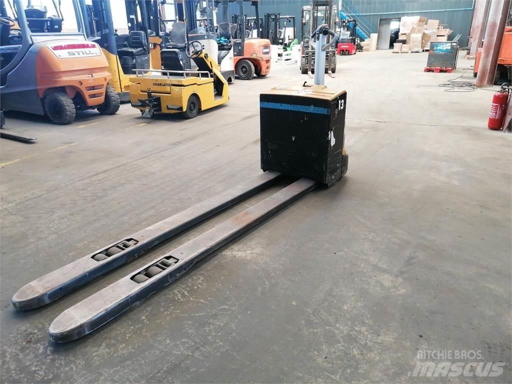 CAT NPP20N2 Empilhador para operador externo