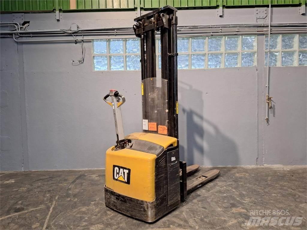 CAT NSP16N Empilhador para operador externo