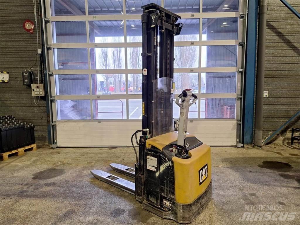 CAT NSP16N Empilhador para operador externo