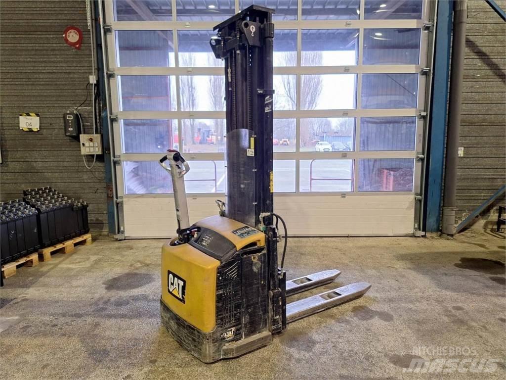 CAT NSP16N Empilhador para operador externo