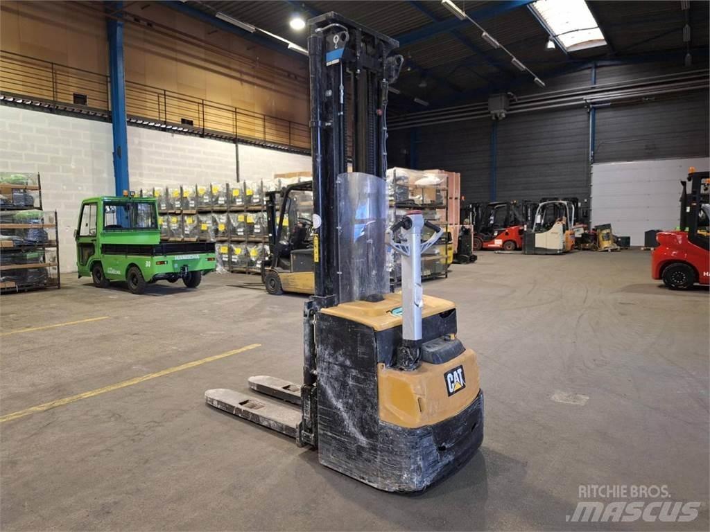 CAT NSP16N2 Empilhador para operador externo