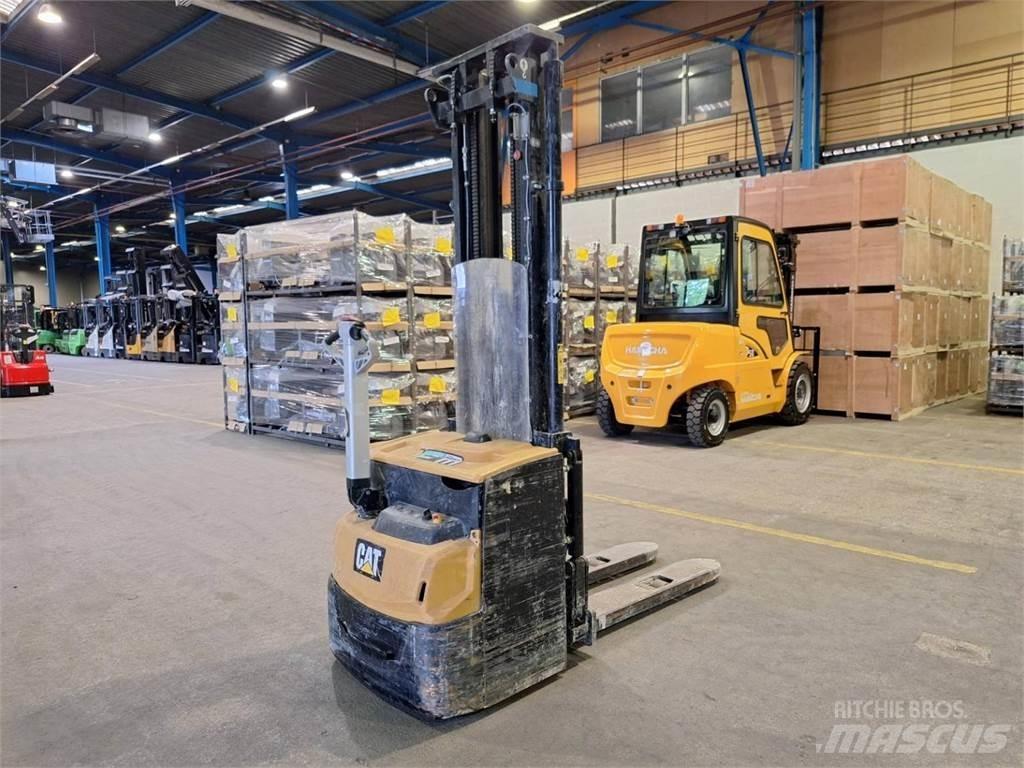 CAT NSP16N2 Empilhador para operador externo