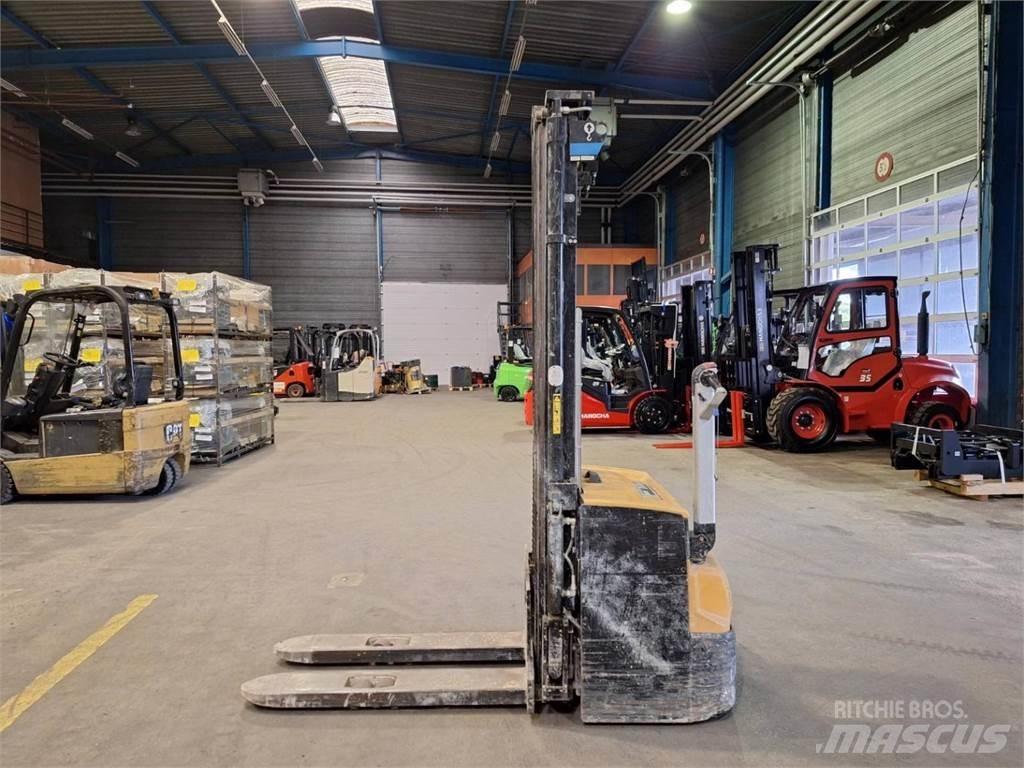 CAT NSP16N2 Empilhador para operador externo