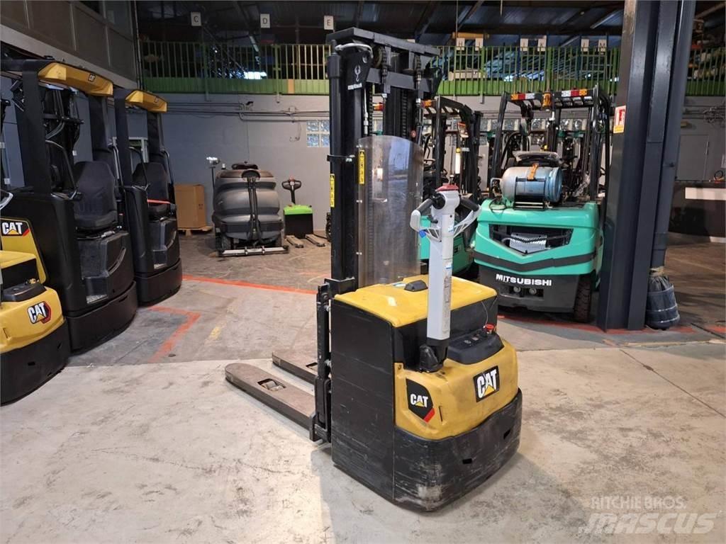 CAT NSP16N2 Empilhador para operador externo
