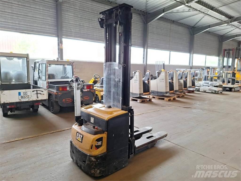 CAT NSP16N2 Empilhador para operador externo