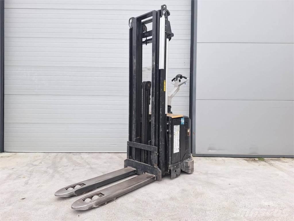 CAT NSV16Ni Empilhador para operador externo