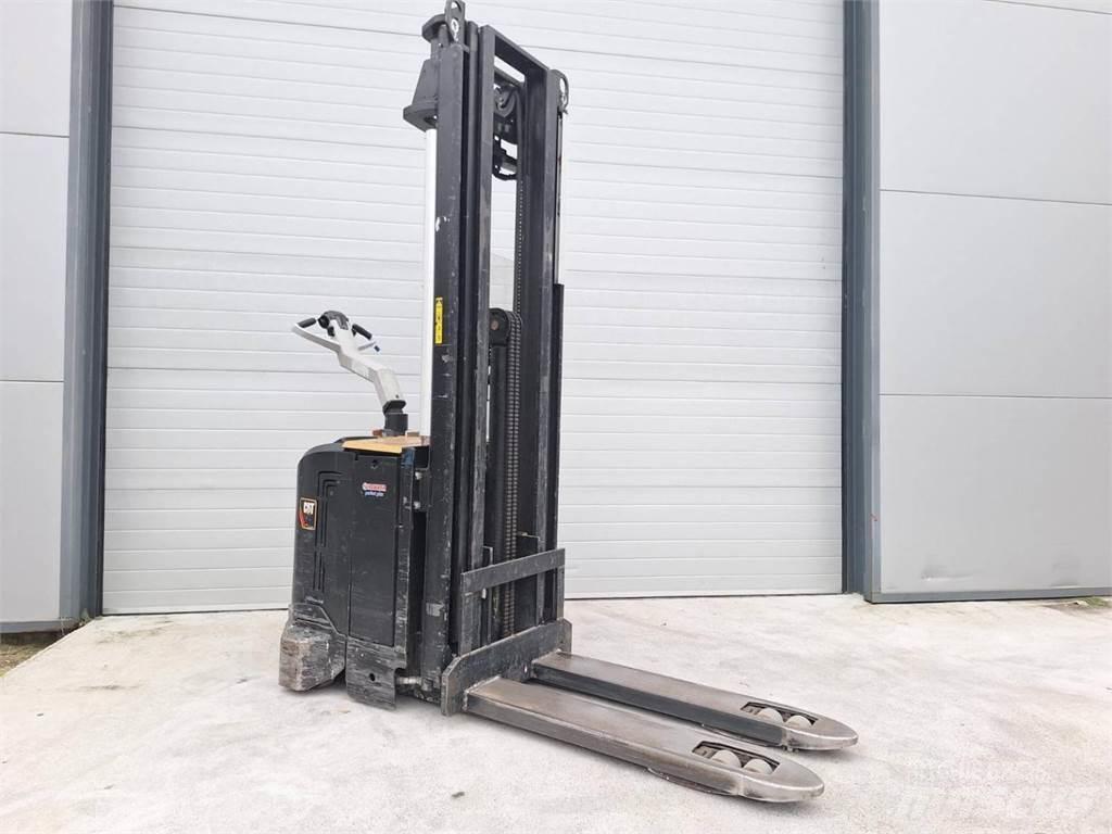 CAT NSV16Ni Empilhador para operador externo
