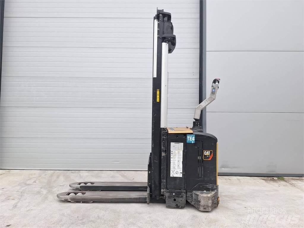 CAT NSV16Ni Empilhador para operador externo