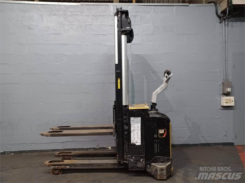 CAT NSV16Ni Empilhador para operador externo
