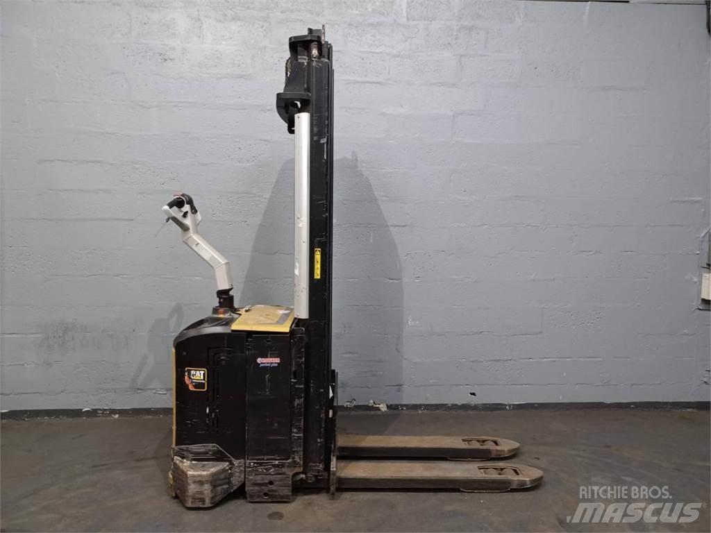 CAT NSV16Ni Empilhador para operador externo