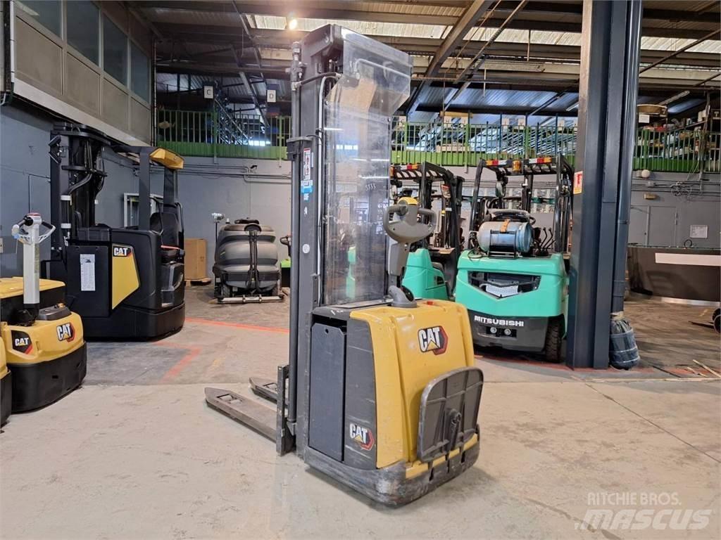 CAT NSV16P Self propelled stackers