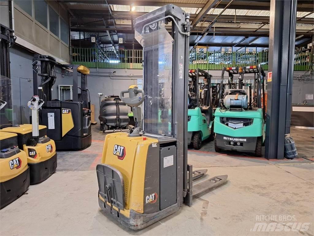 CAT NSV16P Self propelled stackers
