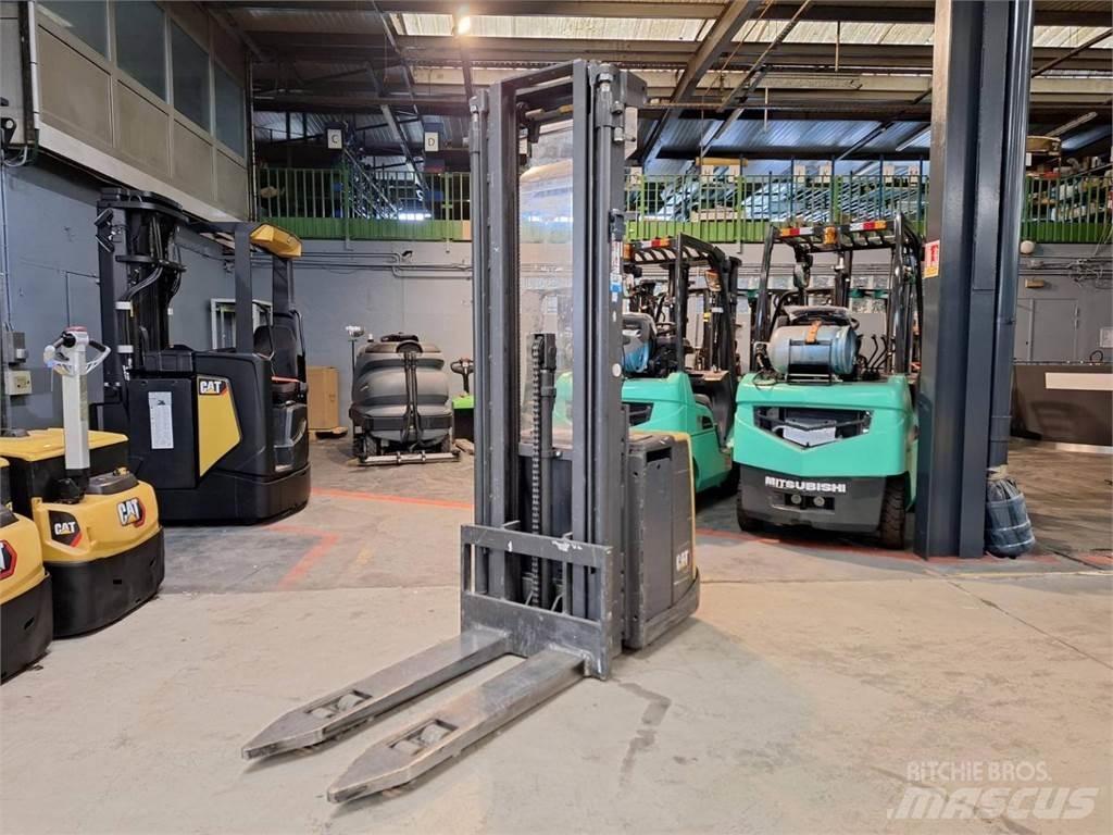 CAT NSV16P Self propelled stackers