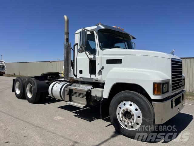 Mack PINNACLE Outros