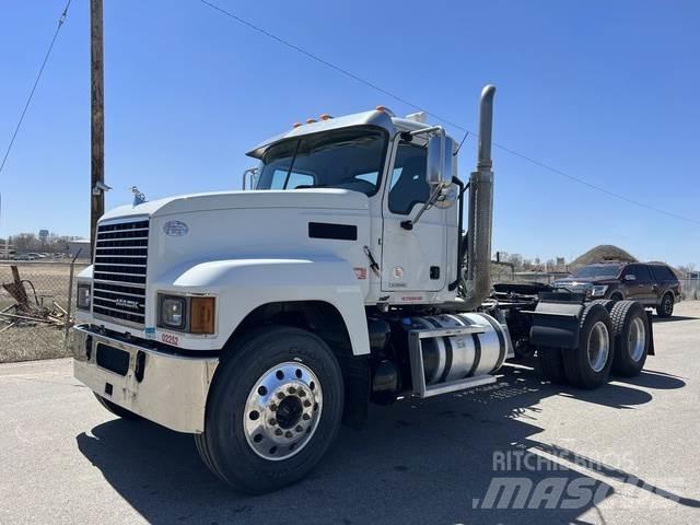 Mack PINNACLE Outros