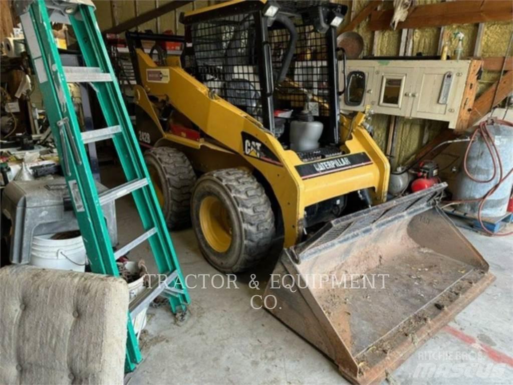 CAT 242B Minicarregadeiras
