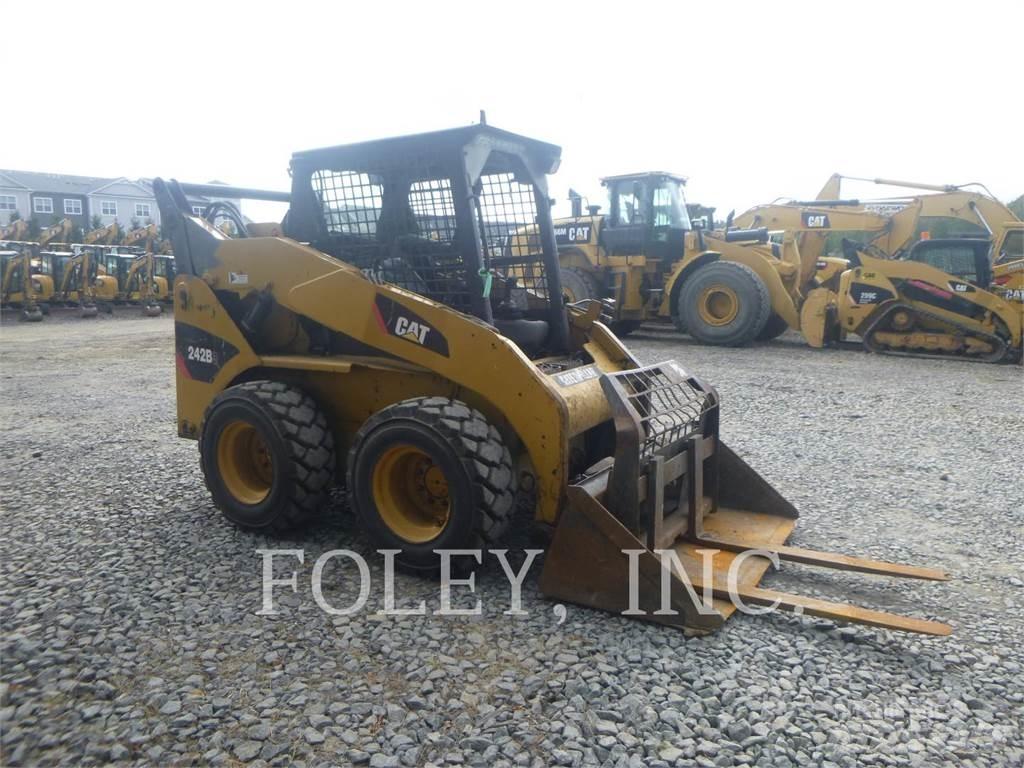 CAT 242B3 Minicarregadeiras