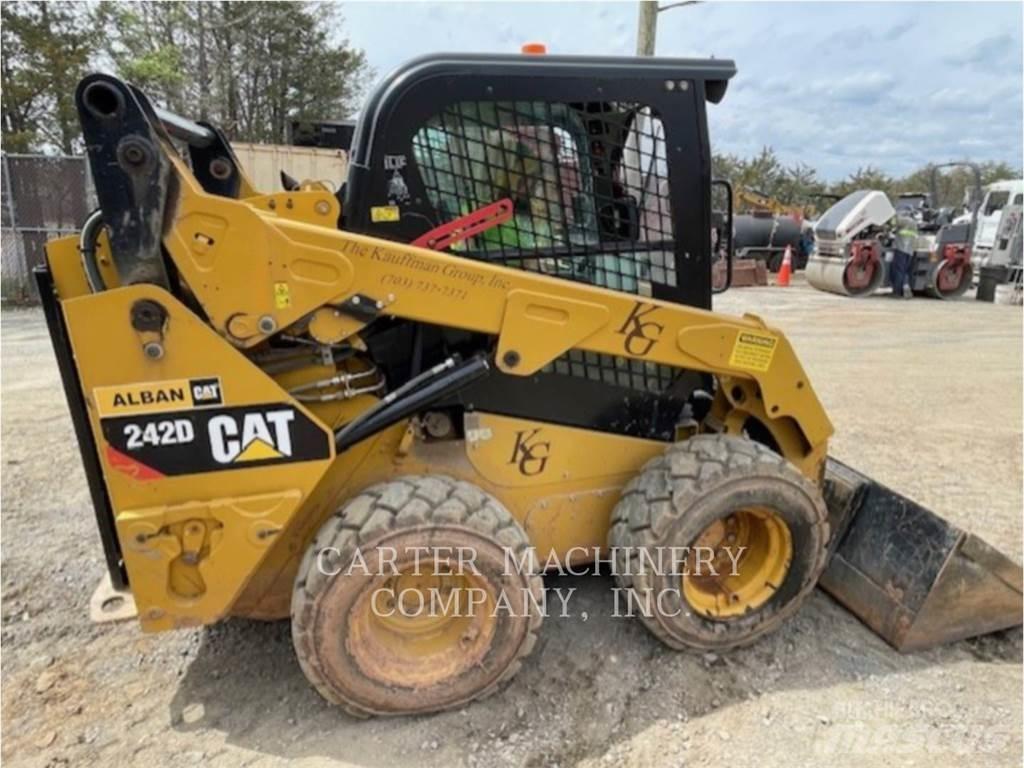 CAT 242D Minicarregadeiras