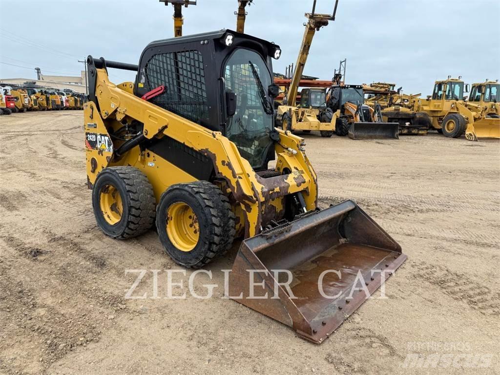 CAT 242D Minicarregadeiras