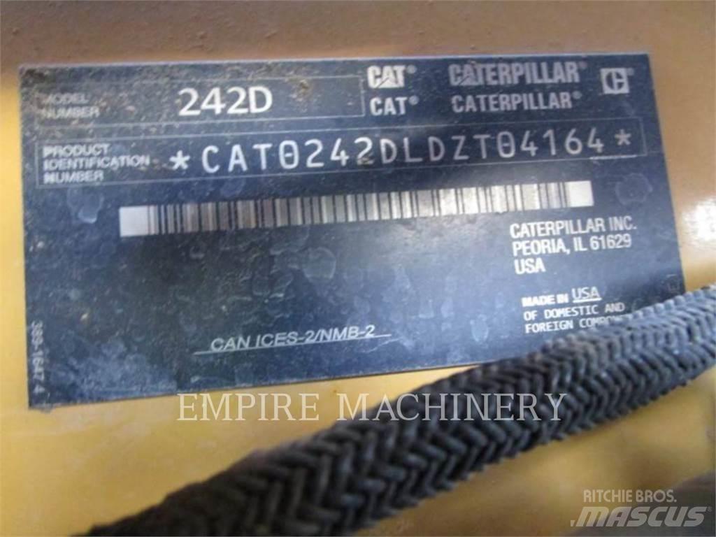 CAT 242D Minicarregadeiras