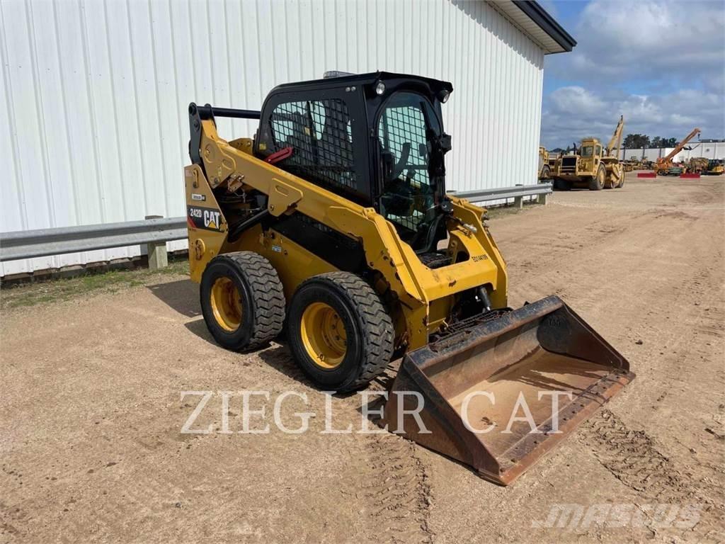 CAT 242D Minicarregadeiras