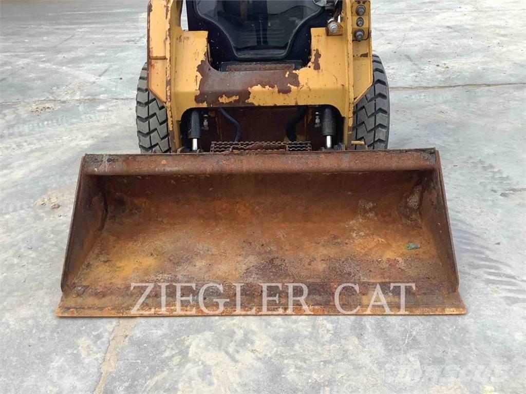 CAT 242D Minicarregadeiras
