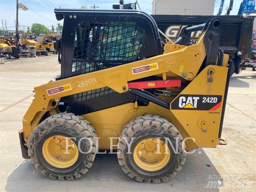 CAT 242D Minicarregadeiras